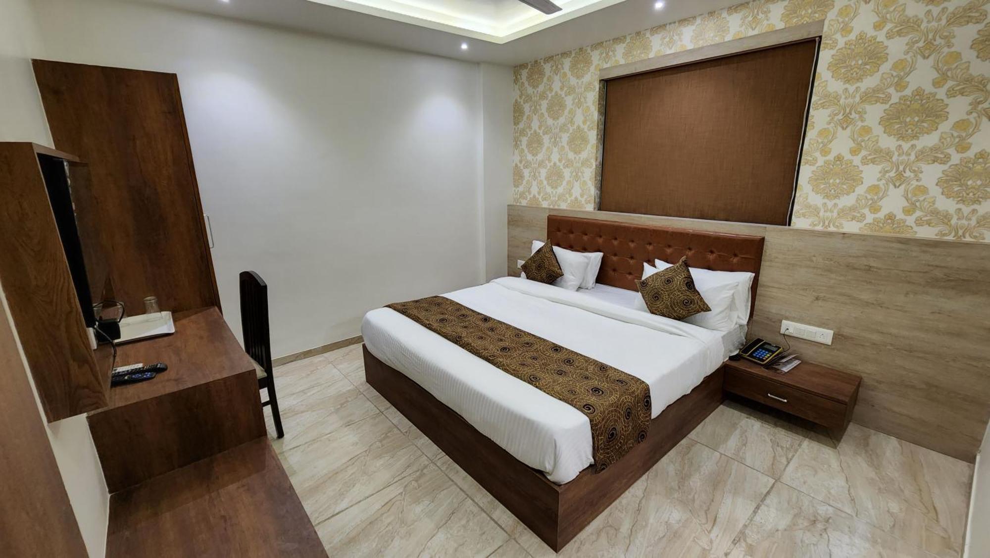 Hotel White Rose Igi Airport Ню Делхи Екстериор снимка